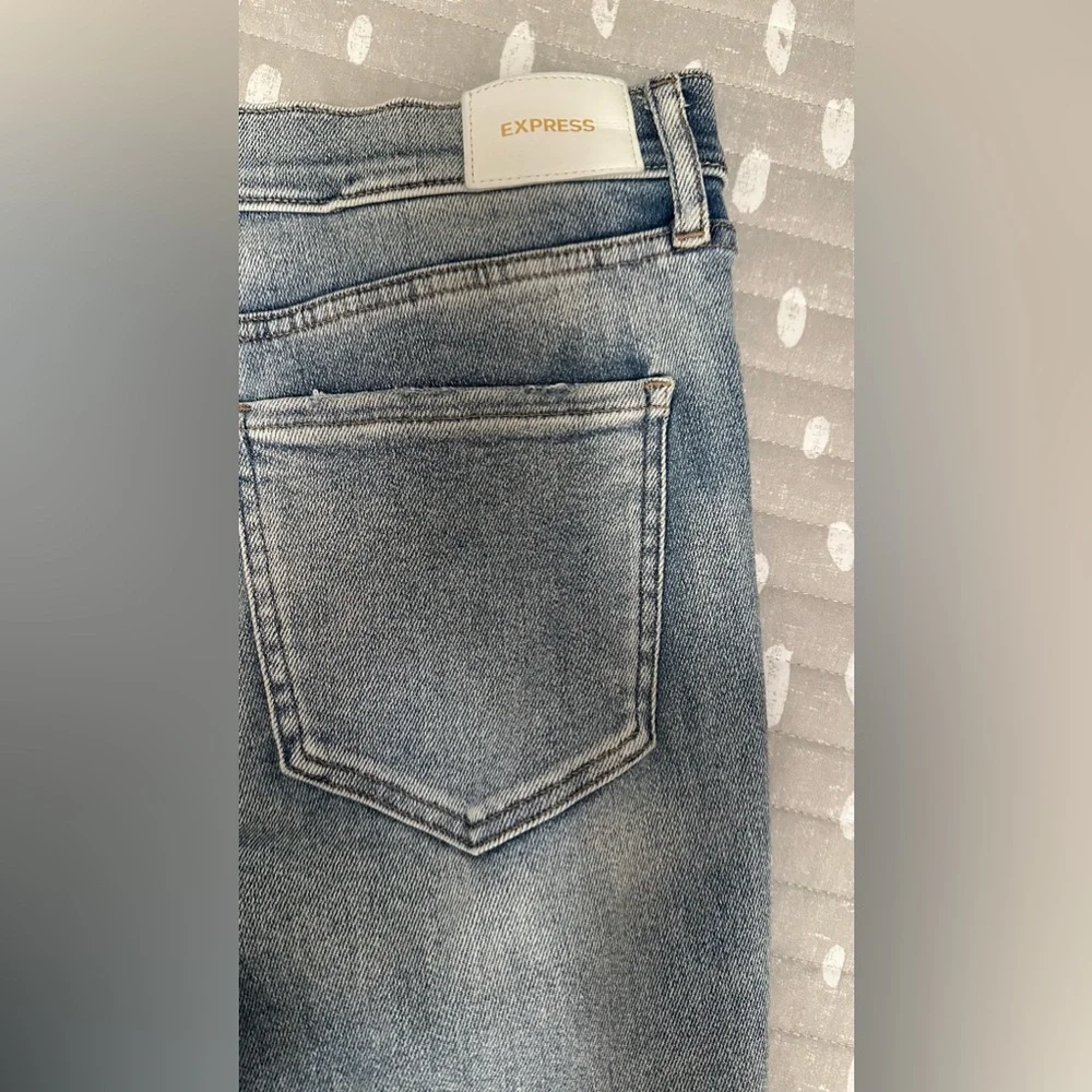 High Waisted Crossover Waistband
Ripped Skinny Jeans - Picture 4 of 6